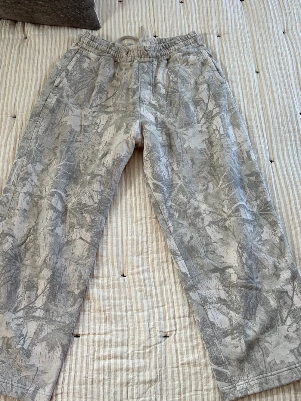 Hollister Baggy wide-leg camo sweatpants, men's Small